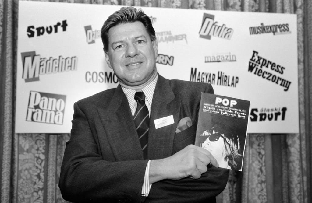 Jürg Marquard mit der ersten Ausgabe des 1965 gegründeten Jugendmagazins «Pop».